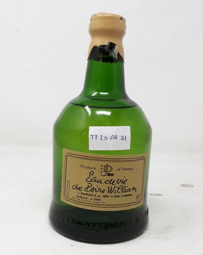 ALCOOL &SPIRITUEUX Une (1) bouteille - Eau de vie de poire William, Danflou, 45°...