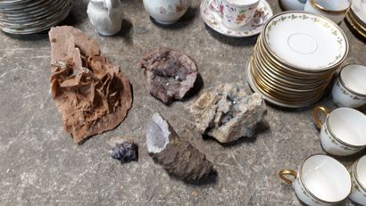 null Lot of various trinkets including: geodes, a sand rose, parts of porcelain services,...