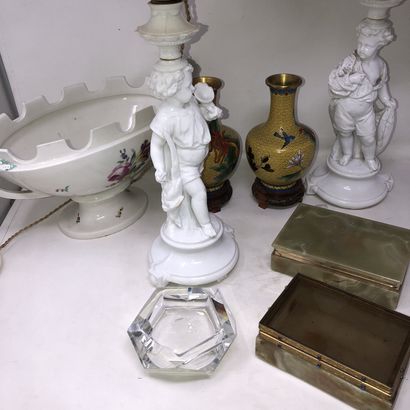 null lot of trinkets including:

- two onyx boxes (broken/glued)

- two earthenware...