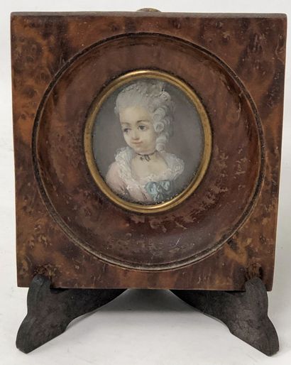 null Ecole du XVIIIe siècle

"Portrait de jeune femme à la robe rose et au noeud...