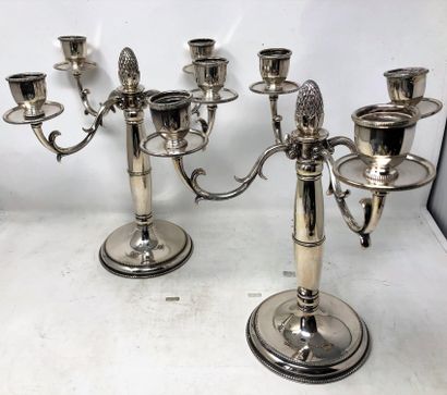null Paire de candélabres à quatre bras de lumière en métal argenté

Style du XVIIIe...