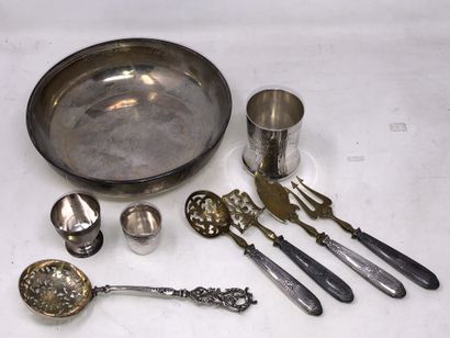 null Lot in silver (950/°°), four pieces out of order, including : 

- a cup with...