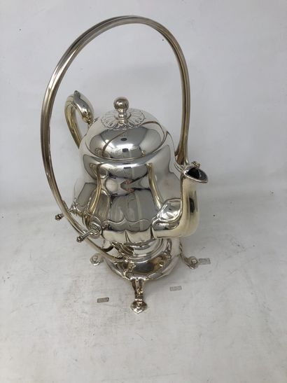 null Silver plated Samovar, Maison Christofle.

H.: 37,5 cm

A modern chased metal...