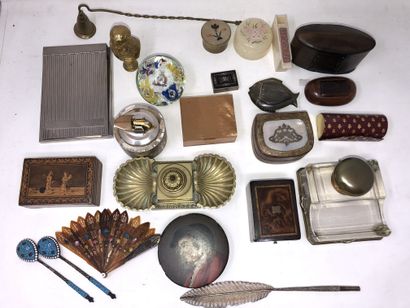 null lot of various trinkets, including: 

- watermarked metal penholder

- round...