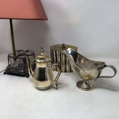 null lot of silver plated metal objects including:

- box godronnée

- sauceboat

-...