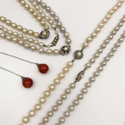 null Cinq COLLIERS de perles d’imitation de couleur grise, dorée, crème. Fermoirs...