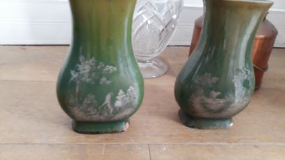 null Lot comprenant : 

- vase en cristal taillé, H.: 30 cm 

- deux vases en céramique...