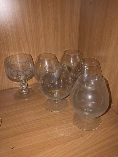 null Lot de verrerie dépareillée comprenant des verres, des flutes à champagne….