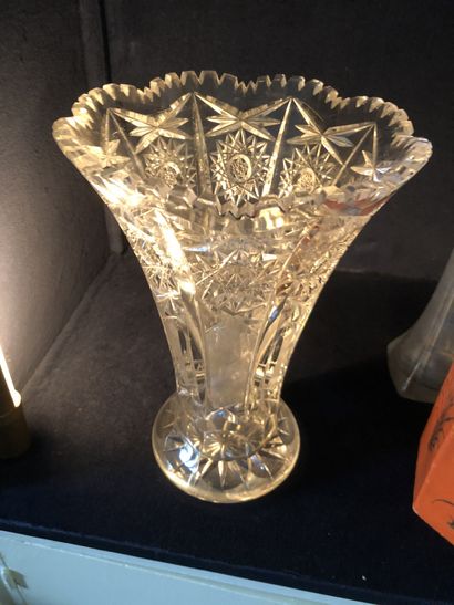 null Lot de vases:

- Vase cornet en verre taillé

- Soliflore en verre

- Vase hexagonale...