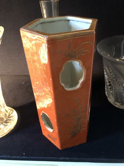null Lot de vases:

- Vase cornet en verre taillé

- Soliflore en verre

- Vase hexagonale...