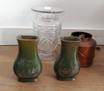 null Lot comprenant : 

- vase en cristal taillé, H.: 30 cm 

- deux vases en céramique...