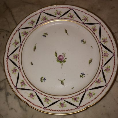 null LOCRE - Porcelain plate decorated with flowers and trimmings

Early 19th century

Diameter:...