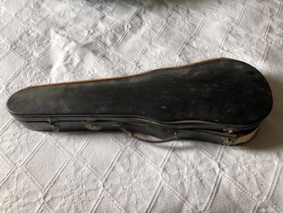 null Violin 1/2, with its bow, bearing inside a label "Mathias Albani in bulsani,...