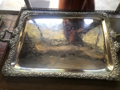 null Large silver plated tray with two handles, numbered CN

74 x 46 cm

On a metal...