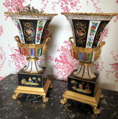 null PARIS - Pair of porcelain vases with polychrome and gold sinister decoration

Middle...