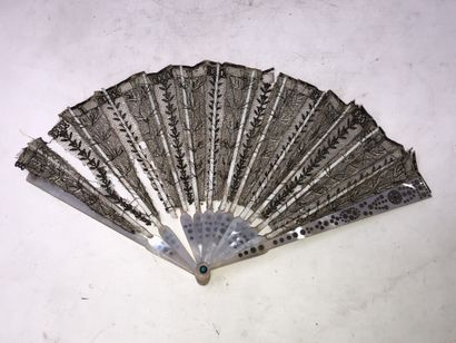 null 
Fan, the paper leaf "L'amour ardant" and mother-of-pearl frame

18th century...
