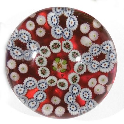 BACCARAT ou CLICHY 
BACCARAT or CLICHY - Paperweight with red background decorated...