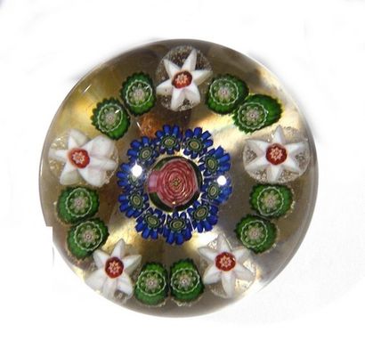 CLICHY 
CLICHY - Paperweight with a central rose motif surrounded by a circle of...