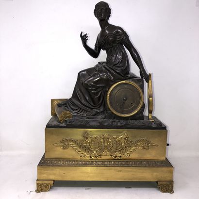 null Gilt bronze and patinated clock "Femme à l'Antique", movement signed Lesieur

Restoration...