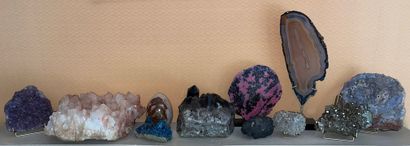 null Lot de minéraux divers dont quartz, rose des sables, œuf, sciage fossilisé ...