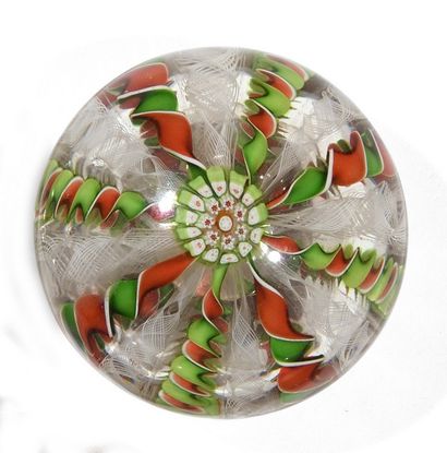 SAINT-LOUIS 
SAINT-LOUIS - Paperweight with red and green twisted ribbons separated...