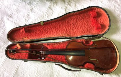 null Violin 1/2, with its bow, bearing inside a label "Mathias Albani in bulsani,...