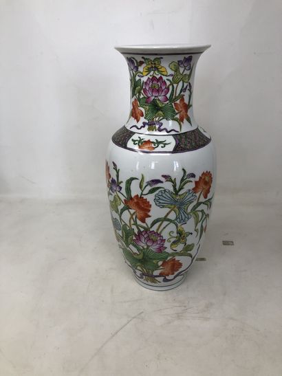 null Porcelain vase with polychrome enamel decoration of lotus

China, second half...