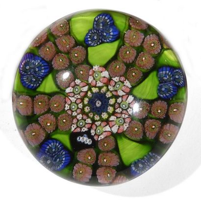 SAINT-LOUIS 
SAINT-LOUIS - Paperweight signed SL, with a pattern of tight concentric...