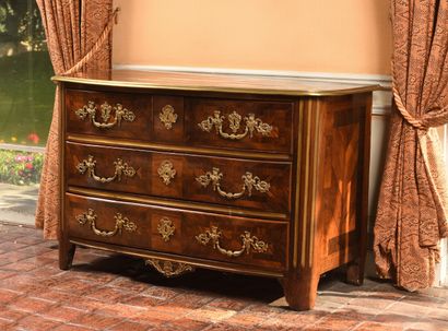 null A straight chest of drawers with a curved front in rosewood veneer, opening...