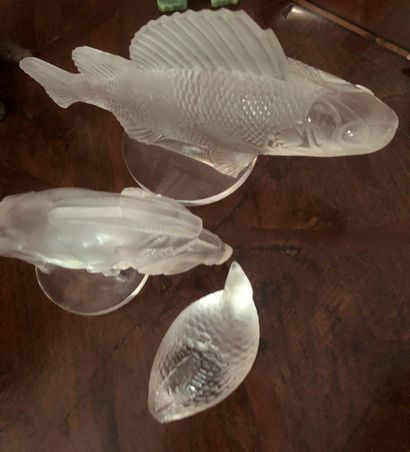 LALIQUE Set of glassware including: 

- figurines "fish" and "boar" in moulded glass,...