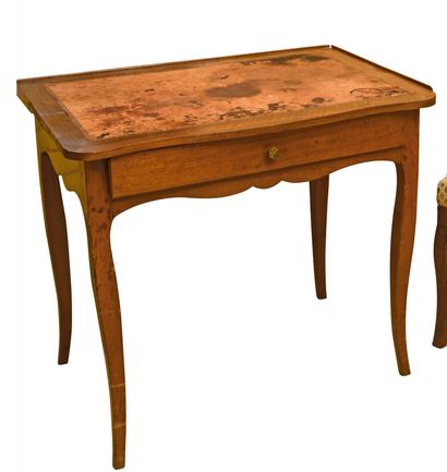 null Small table in natural wood opening by a drawer in front, top covered with leather

Louis...