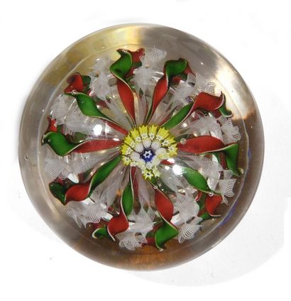 SAINT-LOUIS 
SAINT-LOUIS - Paperweight with red and green twisted ribbons separated...