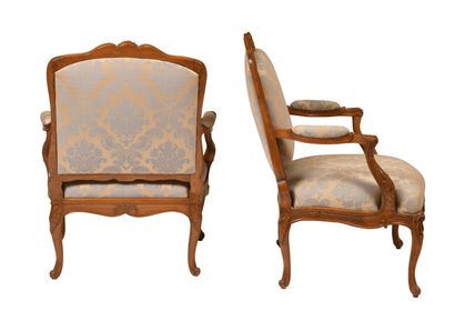 null Pair of large armchairs with a natural beech frame, moulded and carved

acanthus...