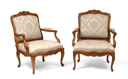 null Pair of large armchairs with a natural beech frame, moulded and carved

acanthus...