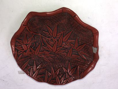 null A red lacquer leaf-shaped bowl with bamboo decoration

China, 19th century Diameter:...