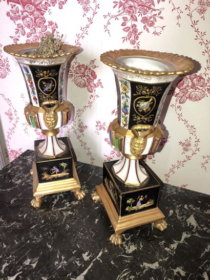 null PARIS - Pair of porcelain vases with polychrome and gold sinister decoration

Middle...