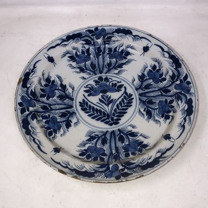 null DELFT - Round earthenware dish with blue camaieu decoration of flowers

18th...