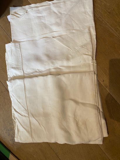 null Linen sheet, with days, embroidered KVS (stains).

3,20 x 2,34 m