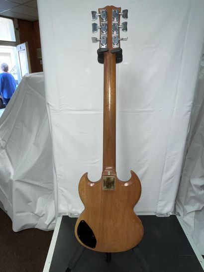 null ELECTRIC BASS GUITAR, SG shape

Varnished wood

(visible hole in the back)

With...