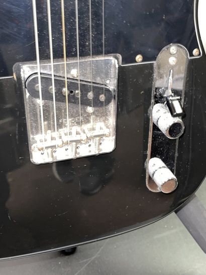 null ELECTRIC GUITAR, FENDER Telecaster

Black, n° S849709

(missing cover on bridge...