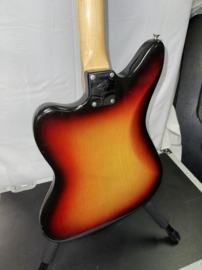 null GUITARE ELECTRIQUE, FENDER Jaguar

Sunbrust, n° 335464

(traces d'usure et petits...