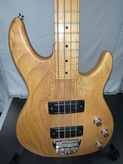 null ELECTRIC BASS GUITAR, PEAVEY FOUNDATION

Blond varnished wood, #01910785, made...