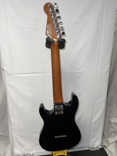 null ELECTRIC GUITAR for children, Statocaster copy, with the mention "Nashville".

Black,...