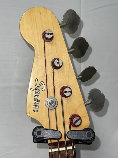 null GUITARE BASSE ELECTIQUE, forme Fender Squier (modèle gaucher)

Crème, n° H610503

(traces...