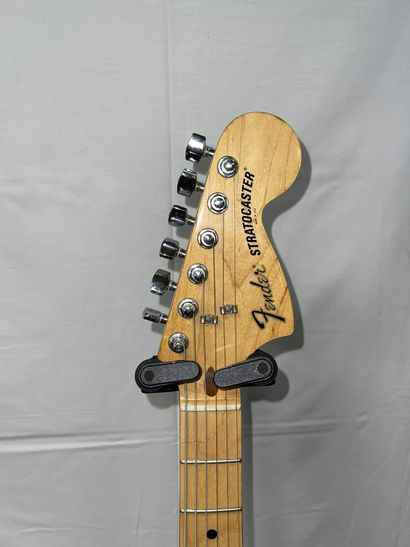 null ELECTRIC GUITAR, FENDER Stratocaster Anniversary 25th, 1979

Bronze green, #256914

(missing...