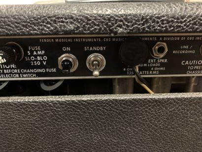 null COMBO GUITARE à lampes, FENDER TWIN REVERB

n°A990292

(traces d'usure, lampes...