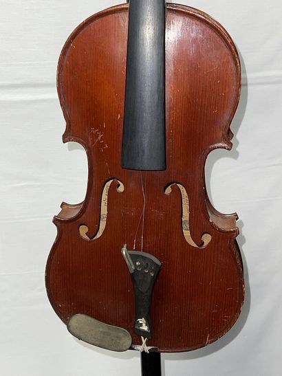 null VIOLON d'étude

Bois vernis, étiquette fantaisiste "Stradivarius"

(en l'état)

Avec...