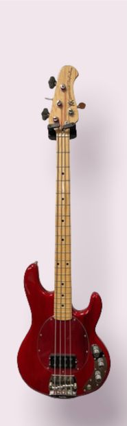 null ELECTRIC BASS GUITAR, MUSIC MAN String Ray

Red, made in USA

(traces of wear)

With...