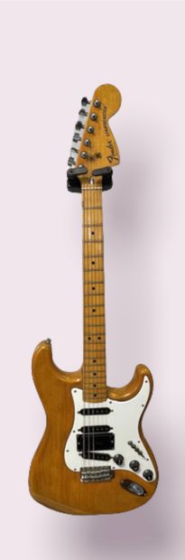 null 
GUITARE ELECTRIQUE, FENDER Stratocaster, micros Hunbucker




Bois blond verni,...