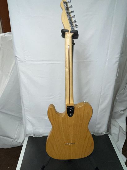 null ELECTRIC GUITAR, FENDER Telecaster Thinline

Blond varnished wood, n° 355982

(scratches,...